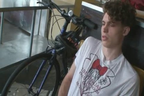 Dhaggur Makes His 10-Pounder Hard For Us!